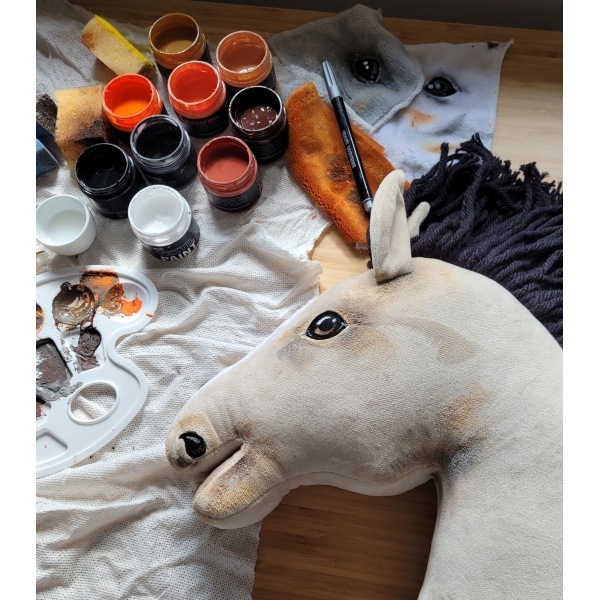 Kæphest Hobby Horse Light Dun A3