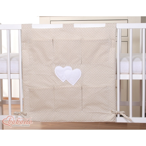 Lommeophæng til tremmeseng - Hanging Hearts  Beige Polkaprikker