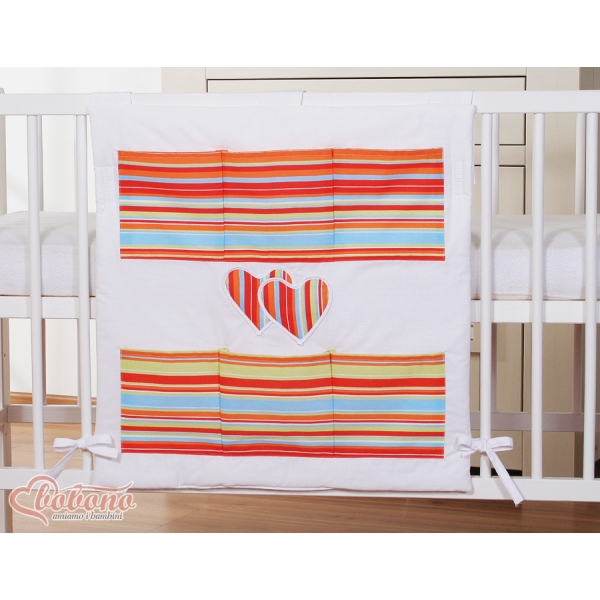 Lommeophæng til tremmeseng - Hanging Hearts  Orange Striber